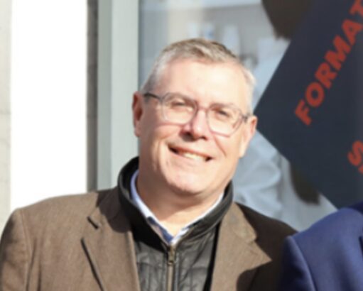 Homme souriant, FORMADIA, FORMATION & CONSEIL santé à domicile.