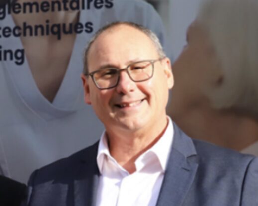 Un homme souriant en costume, représentant FORMADIA, formation & conseil.