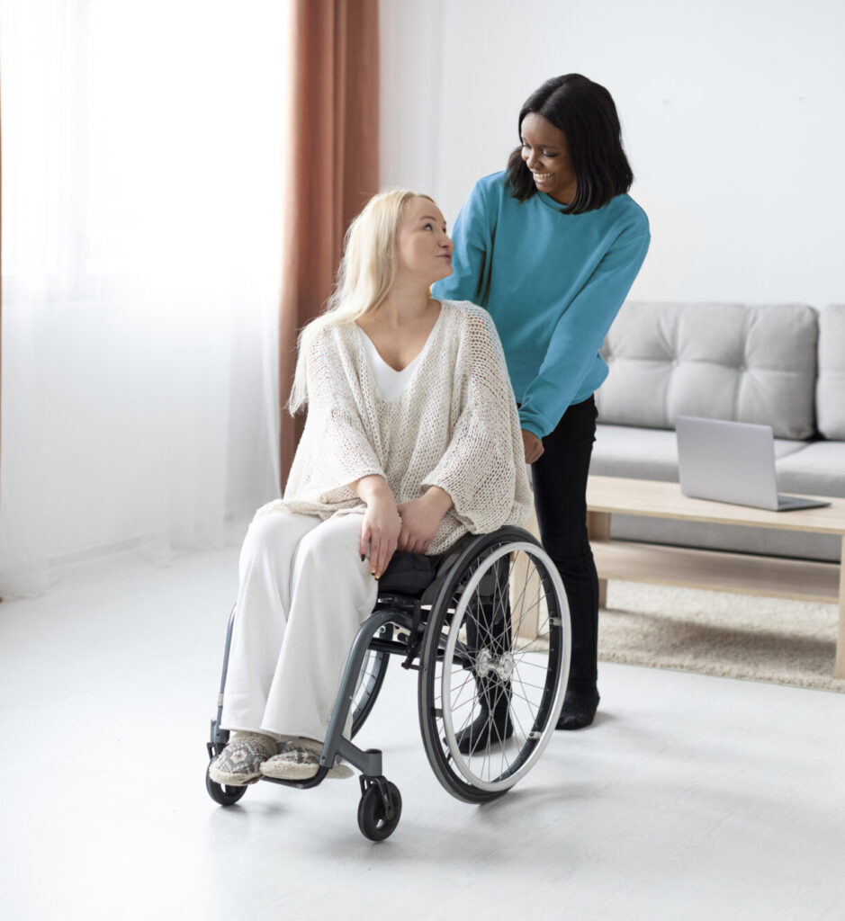 Femme en fauteuil roulant aidée par une autre, FORMADIA; formation santé.