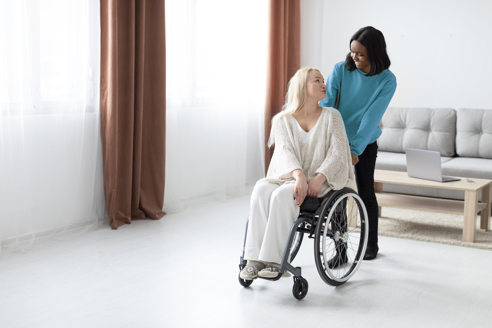 Femme en fauteuil roulant accompagnée, FORMADIA; formation santé à domicile.