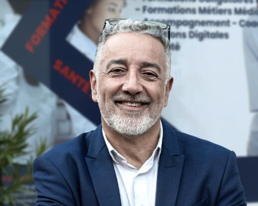 Homme souriant représentant FORMADIA, formation et conseil santé à domicile.
