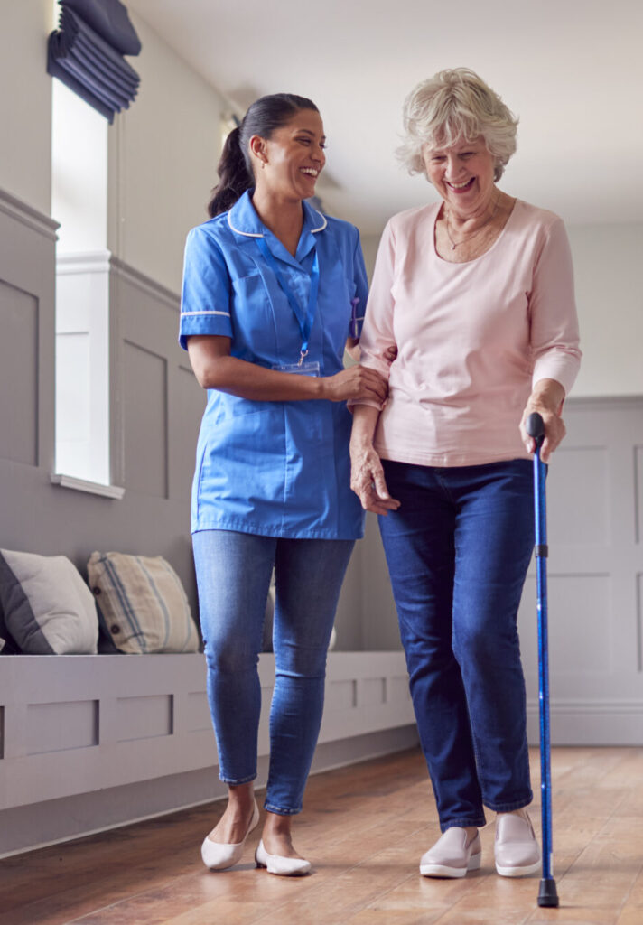 Soins à domicile par un professionnel avec une personne âgée, FORMADIA.