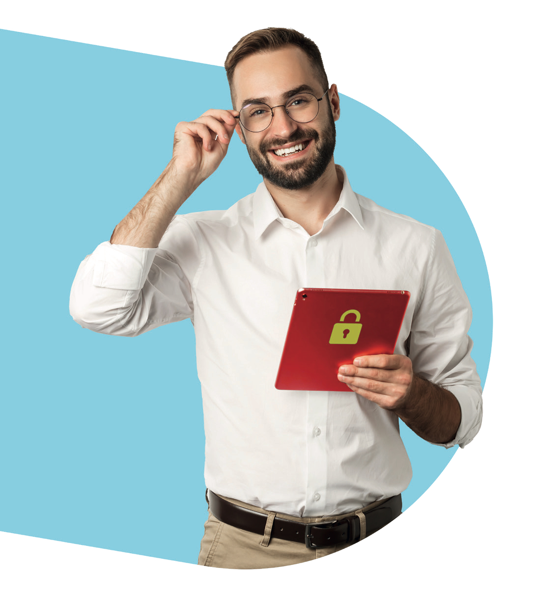 Homme souriant avec une tablette, représentant FORMADIA pour la santé à domicile.