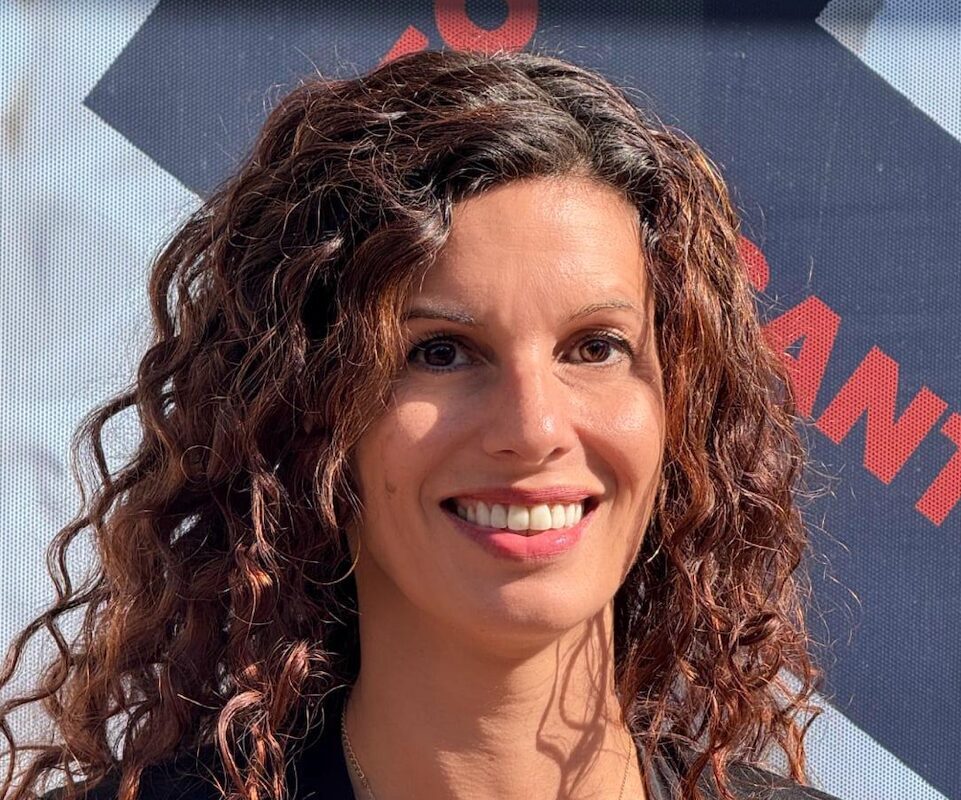 Femme souriante, FORMADIA, FORMATION & CONSEIL pour la santé à domicile.