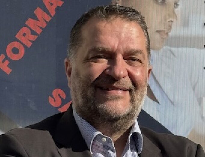 Homme souriant représentant FORMADIA, FORMATION & CONSEIL santé à domicile.