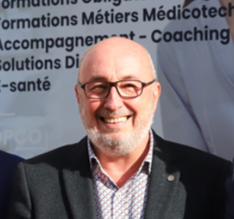Homme souriant, expert en FORMATION & CONSEIL pour le secteur santé à domicile.