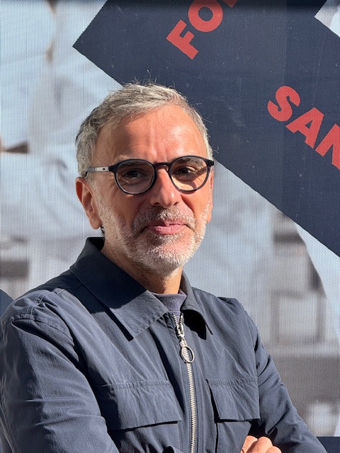 Homme souriant avec lunettes, représentant FORMADIA, FORMATION & CONSEIL santé.