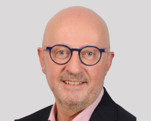Homme avec lunettes et sourire, FORMADIA; FORMATION & CONSEIL santé.