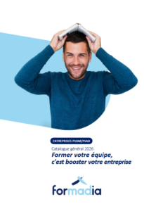 Homme souriant tenant un livre, reflétant la formation FORMADIA pour la santé.