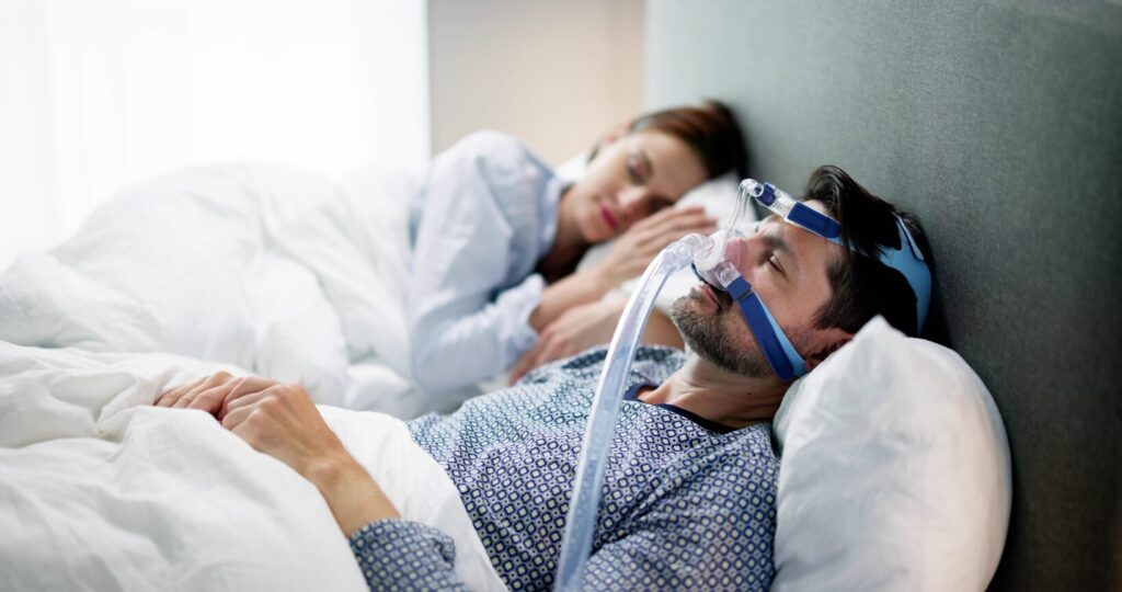 Homme avec masque de sommeil, FORMADIA : formation & conseil santé à domicile.