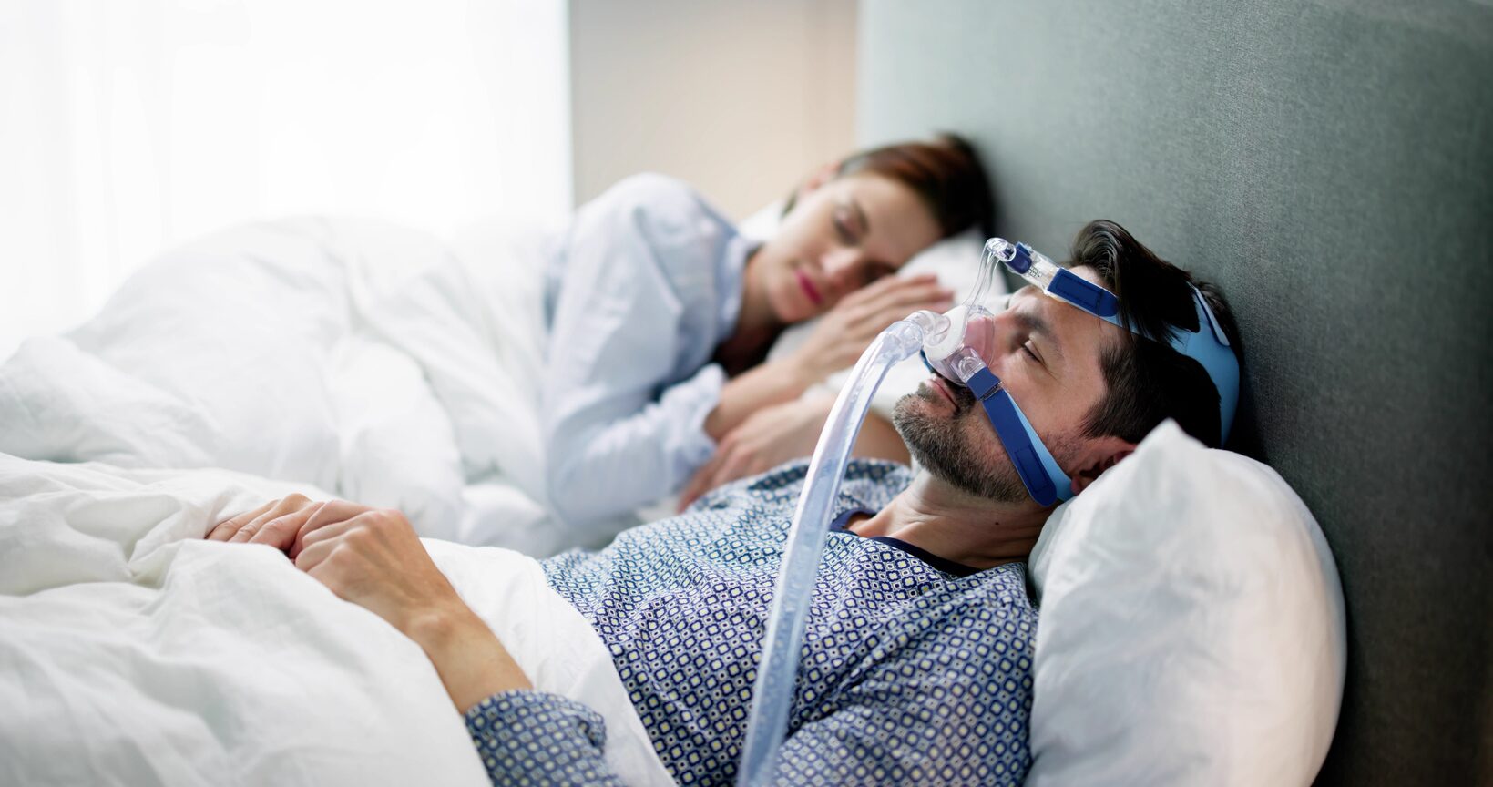 Homme avec masque de sommeil, FORMADIA : formation & conseil santé à domicile.