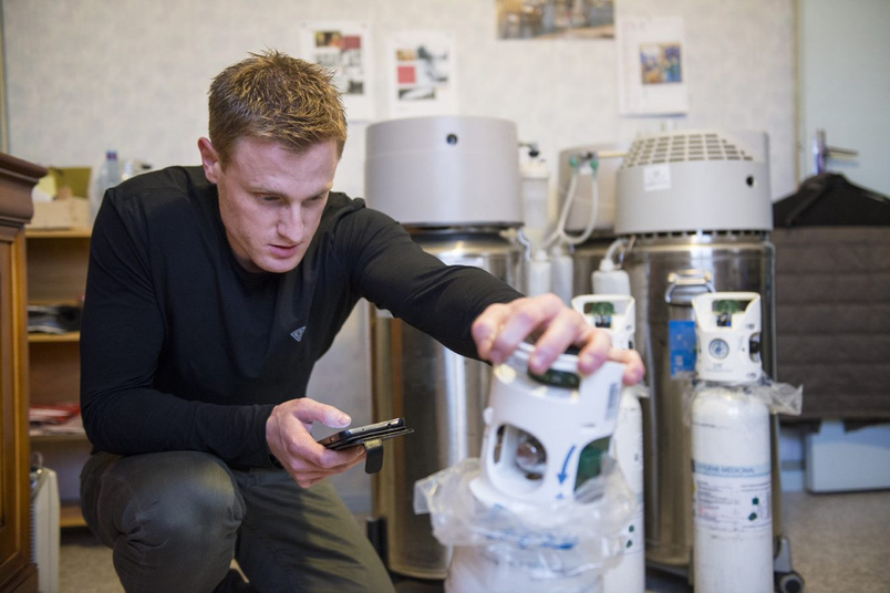 Technicien utilisant un appareil médical, FORMADIA; formation & conseil santé.